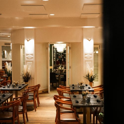Salle de restaurant élégante dans un hôtel à Montebello au Québec, photographiée par Chloé et Aurore.