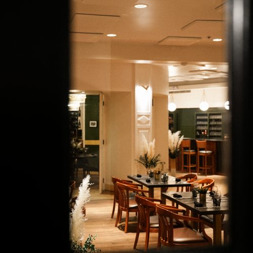 Vue de la salle de restaurant d’un hôtel à Montebello au Québec, photographiée par Chloé et Aurore.