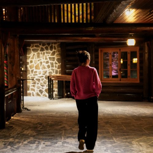Personne marchant dans l’intérieur en bois du Fairmont Montebello, ambiance chaleureuse et architecture rustique