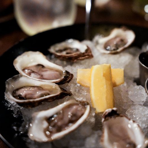 Huîtres fraîches servies sur glace avec quartiers de citron au Fairmont Montebello