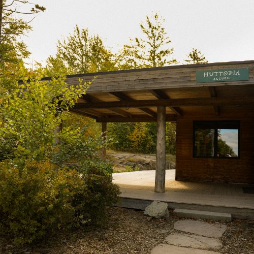 Bâtiment d’accueil Huttopia en bois au cœur de la nature à Sutton, Québec