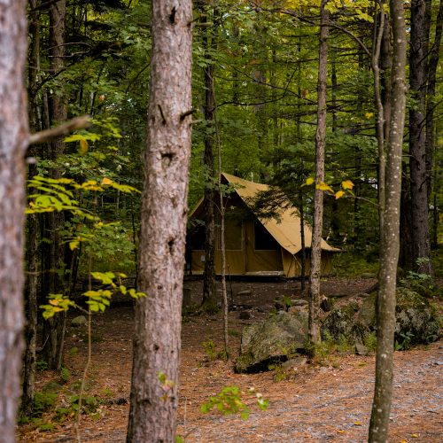 Tente Huttopia installée en pleine forêt, hébergement nature à Sutton au Québec