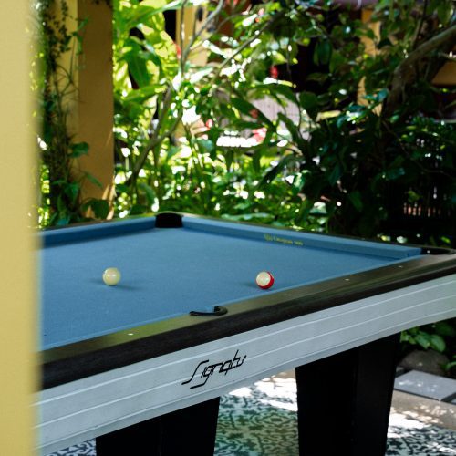 Table de billard installée dans un espace de loisirs verdoyant à La Siesta Hoi An.