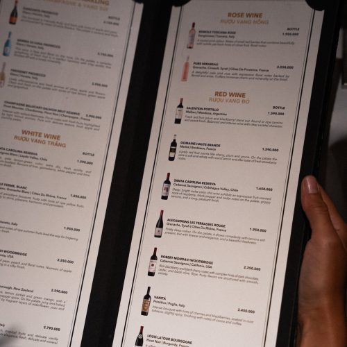 Carte des vins du restaurant de La Siesta Hoi An consultée par un client.