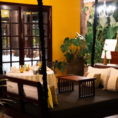 Espace lounge et salle du restaurant de La Siesta Hoi An avec mobilier élégant et ambiance chaleureuse.