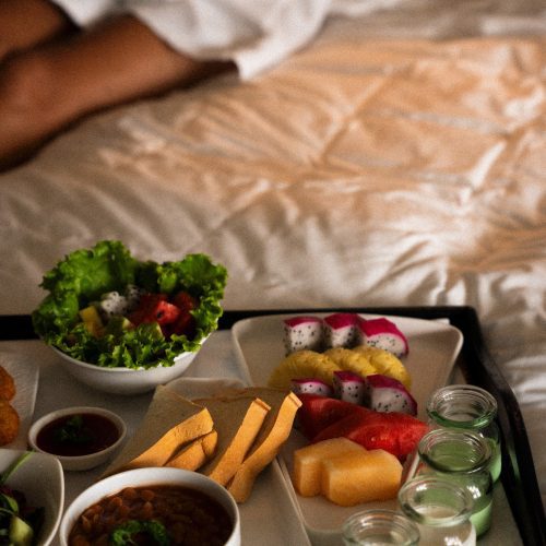 Plateau de petit-déjeuner servi en chambre dans un hôtel à Hoi An, photographié par Chloé et Aurore.