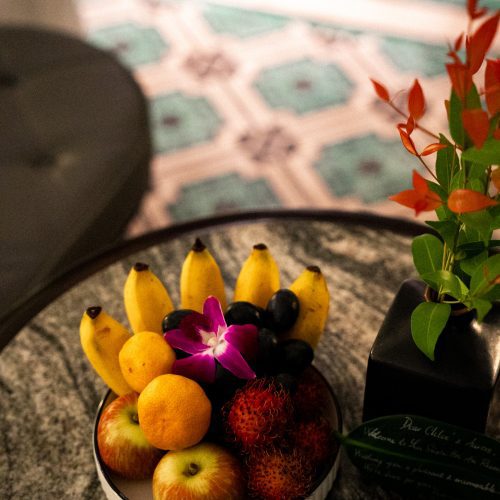 Corbeille de fruits d’accueil posée sur une table dans un hôtel à Hoi An, photographiée par Chloé et Aurore.