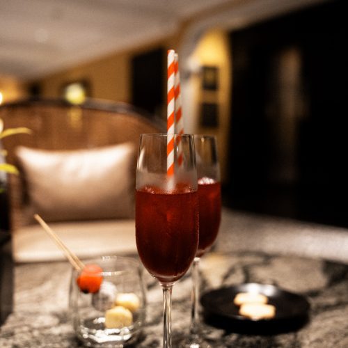 Deux verres de cocktail servis sur un comptoir dans un hôtel à Hoi An, photographiés par Chloé et Aurore.
