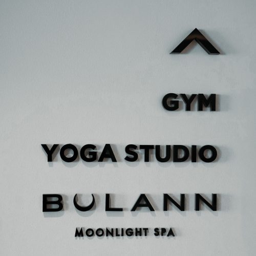 Signalétique intérieure indiquant Yoga Studio, Gym et Bulann Moonlight Spa au Maison Hotel Bangkok.