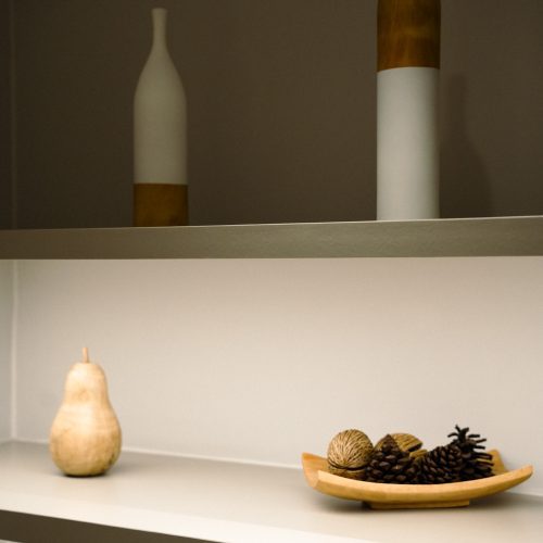 Détails de décoration intérieure au Maison Hotel Bangkok avec étagères minimalistes et objets en bois.