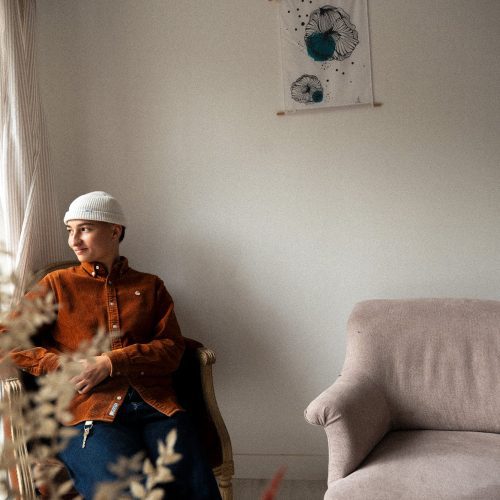 Intérieur d’un gîte du Mas Cantegril, avec fauteuil près d’une fenêtre et ambiance calme et lumineuse.