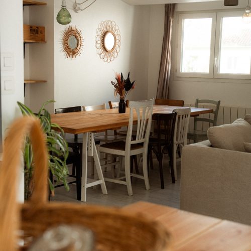 Vue d’ensemble de la salle à manger et du salon d’un gîte du Mas Cantegril, espaces lumineux et ouverts.