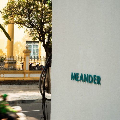 Façade extérieure de l’hôtel Meander Saigon avec son enseigne visible côté rue.