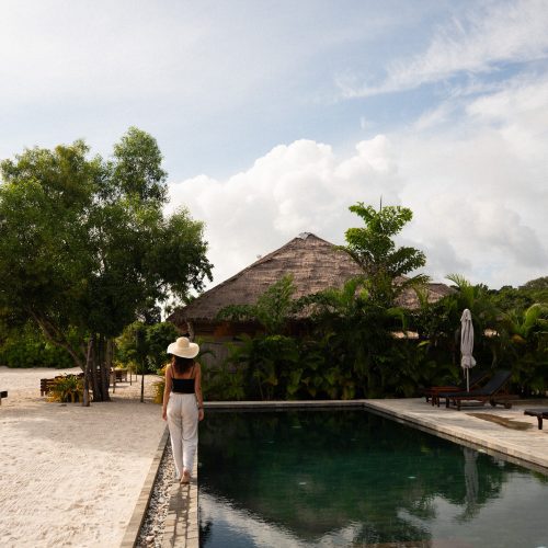 Personne marchant le long d’une piscine extérieure au The Secret Garden Koh Rong.