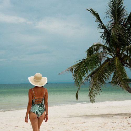 Personne debout face à la mer sur la plage du The Secret Garden Koh Rong.