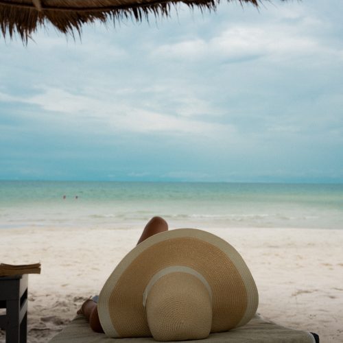 Transat face à la mer sous une paillote au The Secret Garden Koh Rong, hôtel de charme au Cambodge, photographie Chloé et Aurore.