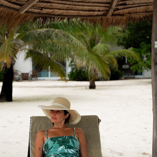 Femme lisant sur un transat à la plage au The Secret Garden Koh Rong, hôtel lifestyle au Cambodge, photo Chloé et Aurore.