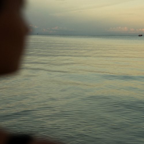 Vue sur la mer au The Secret Garden Koh Rong avec premier plan flou, hôtel en bord de plage au Cambodge, photo ChloéandAurore.