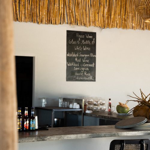 Comptoir du bar au The Secret Garden Koh Rong avec menu écrit à la craie, hôtel restaurant au Cambodge, photo chloeandaurore.