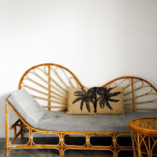 Chambre Lit King-Size Supérieure du The Secret Garden Koh Rong avec fauteil en rotin et décoration naturelle, photo par chloeandaurore